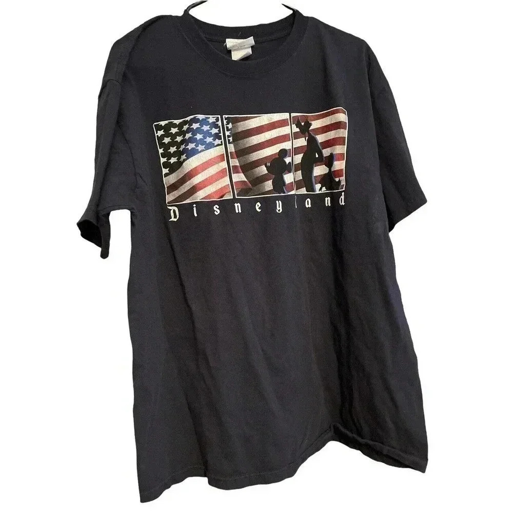 DISNEYLAND RESORT SIZE XL BLACK TEE WITH MICKEY MOUSE AND GANG WITH FLAG